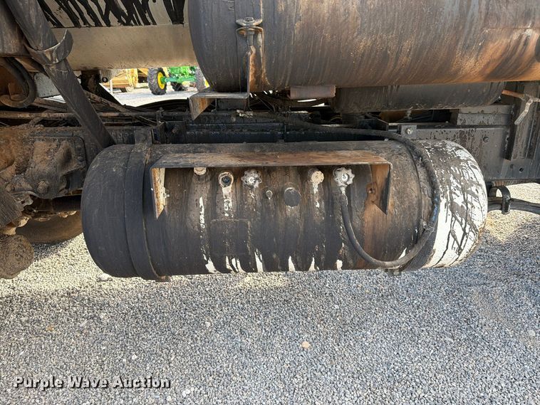image for item EW7589 2002 GMC C7500 oil distributor truck
