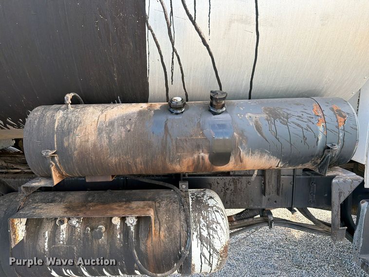 image for item EW7589 2002 GMC C7500 oil distributor truck