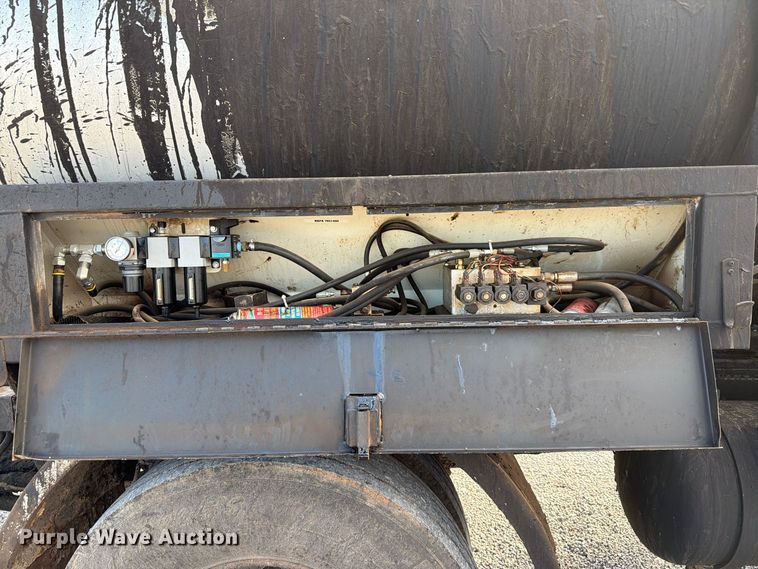image for item EW7589 2002 GMC C7500 oil distributor truck