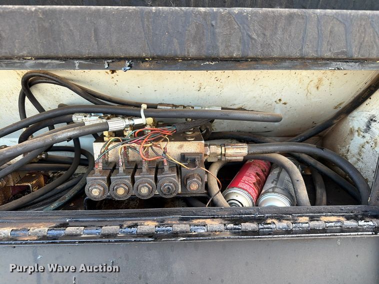 image for item EW7589 2002 GMC C7500 oil distributor truck