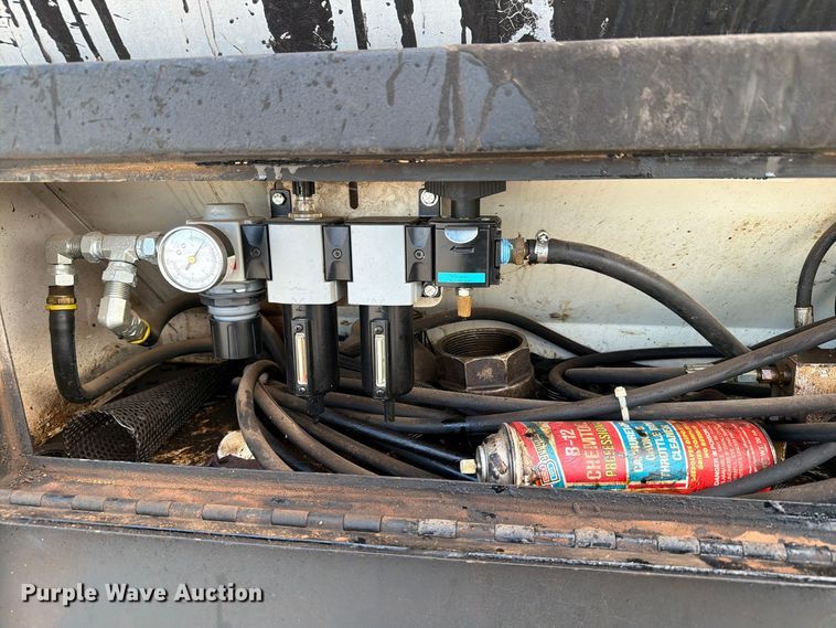 image for item EW7589 2002 GMC C7500 oil distributor truck