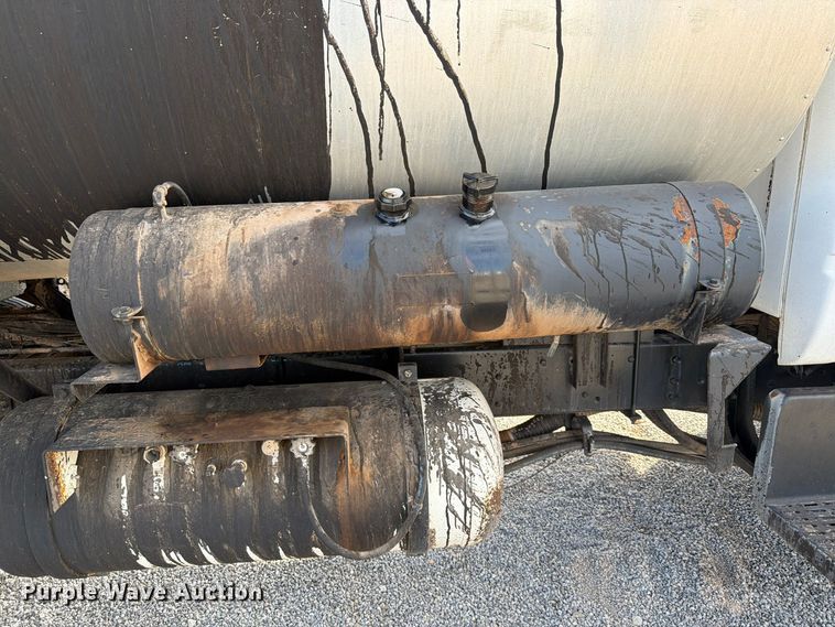 image for item EW7589 2002 GMC C7500 oil distributor truck