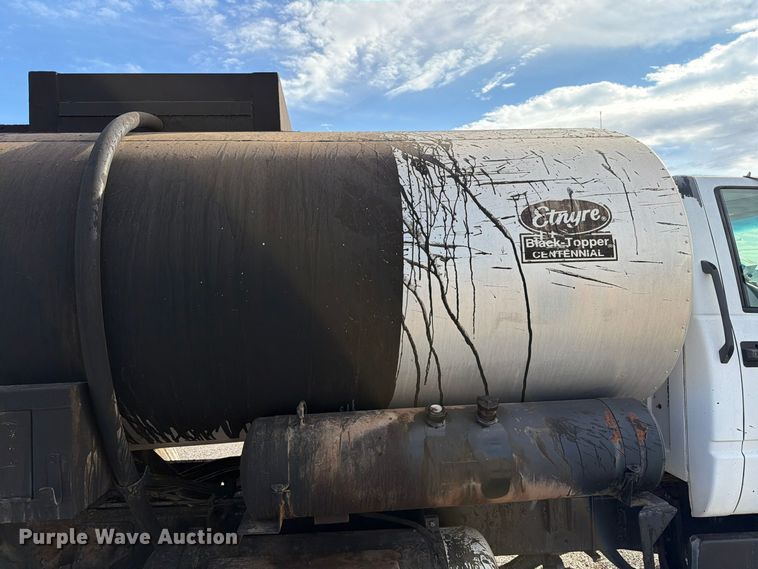 image for item EW7589 2002 GMC C7500 oil distributor truck