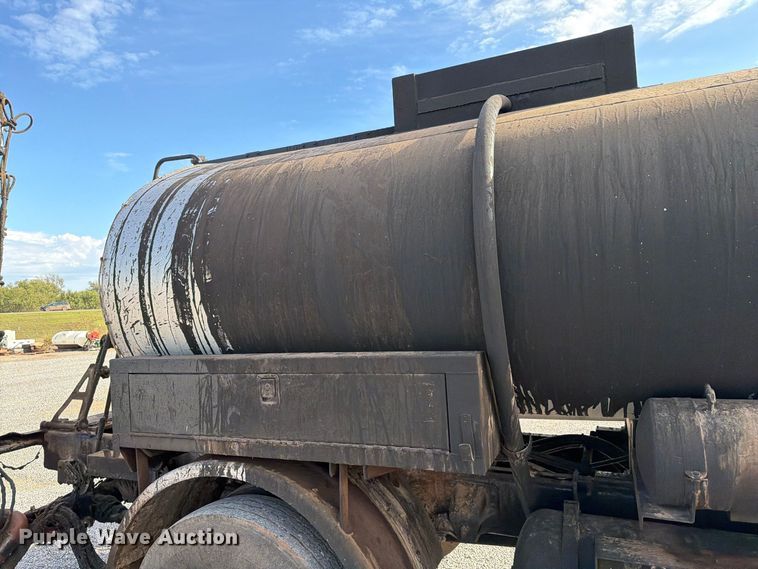 image for item EW7589 2002 GMC C7500 oil distributor truck