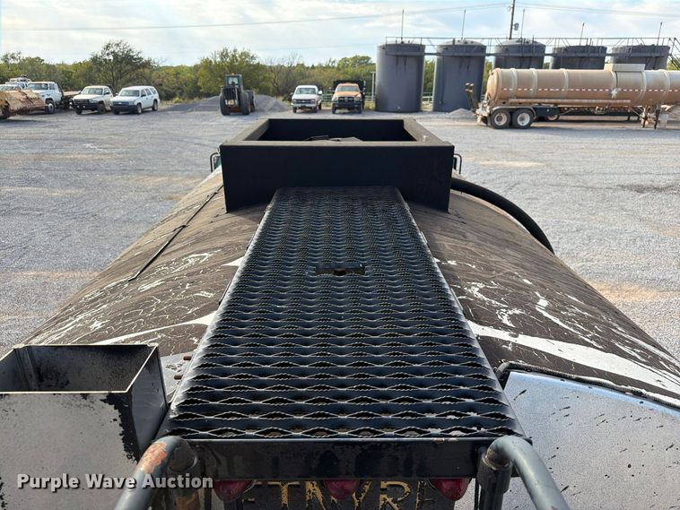 image for item EW7589 2002 GMC C7500 oil distributor truck