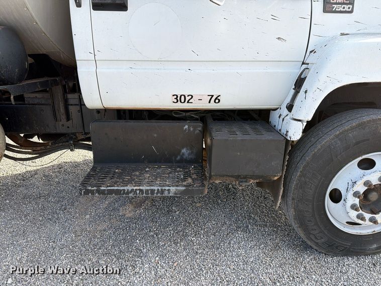 image for item EW7589 2002 GMC C7500 oil distributor truck