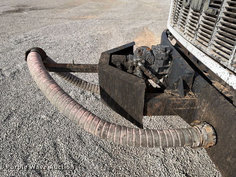 image for item EW7589 2002 GMC C7500 oil distributor truck