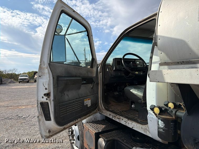 image for item EW7589 2002 GMC C7500 oil distributor truck