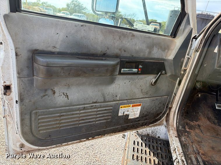 image for item EW7589 2002 GMC C7500 oil distributor truck