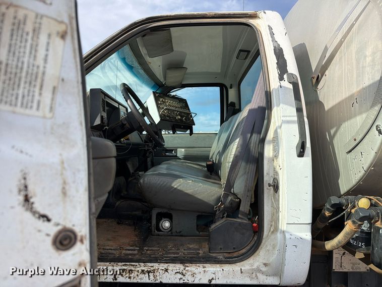 image for item EW7589 2002 GMC C7500 oil distributor truck