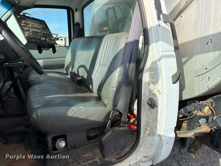 image for item EW7589 2002 GMC C7500 oil distributor truck