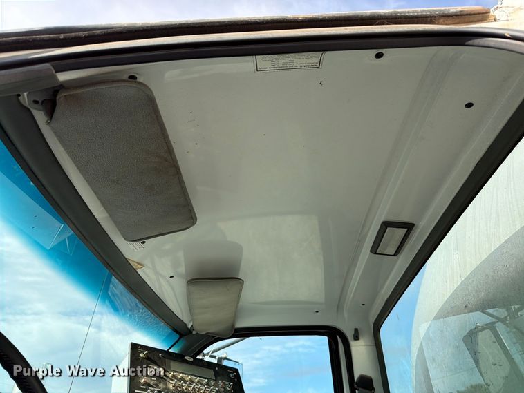image for item EW7589 2002 GMC C7500 oil distributor truck