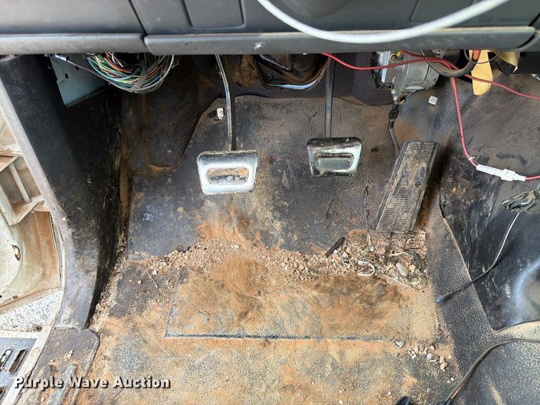 image for item EW7589 2002 GMC C7500 oil distributor truck
