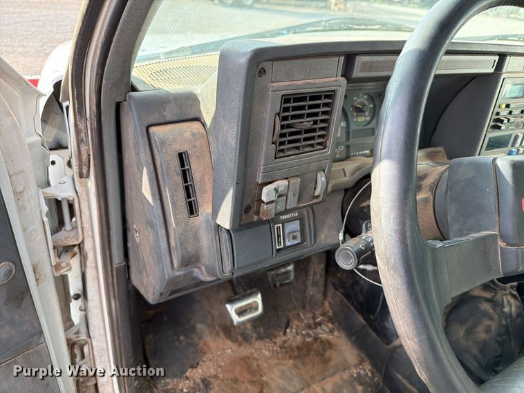 image for item EW7589 2002 GMC C7500 oil distributor truck