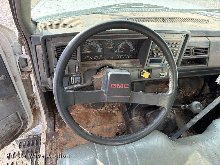 image for item EW7589 2002 GMC C7500 oil distributor truck