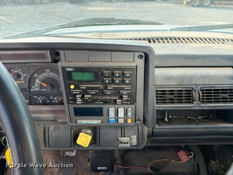 image for item EW7589 2002 GMC C7500 oil distributor truck