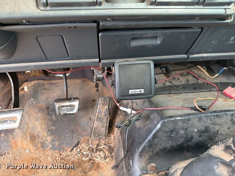 image for item EW7589 2002 GMC C7500 oil distributor truck