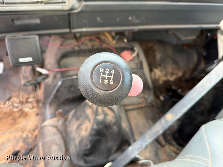 image for item EW7589 2002 GMC C7500 oil distributor truck