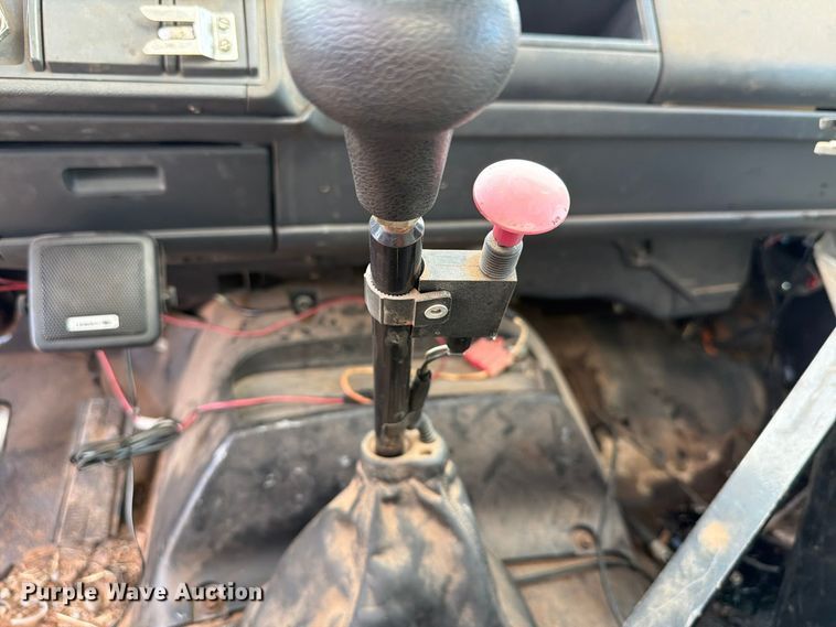 image for item EW7589 2002 GMC C7500 oil distributor truck