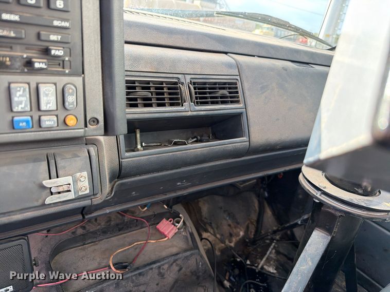 image for item EW7589 2002 GMC C7500 oil distributor truck