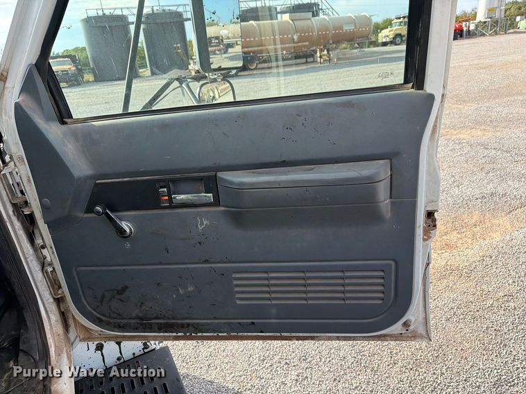 image for item EW7589 2002 GMC C7500 oil distributor truck