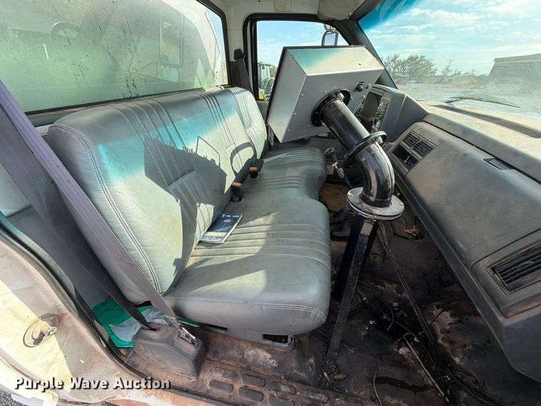 image for item EW7589 2002 GMC C7500 oil distributor truck