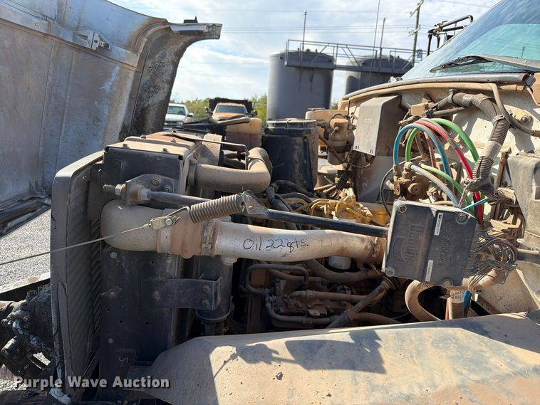 image for item EW7589 2002 GMC C7500 oil distributor truck