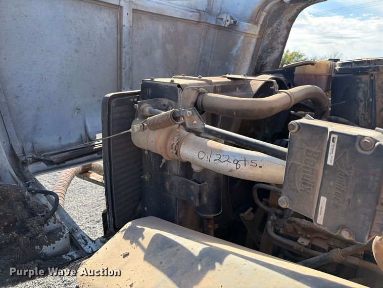 image for item EW7589 2002 GMC C7500 oil distributor truck