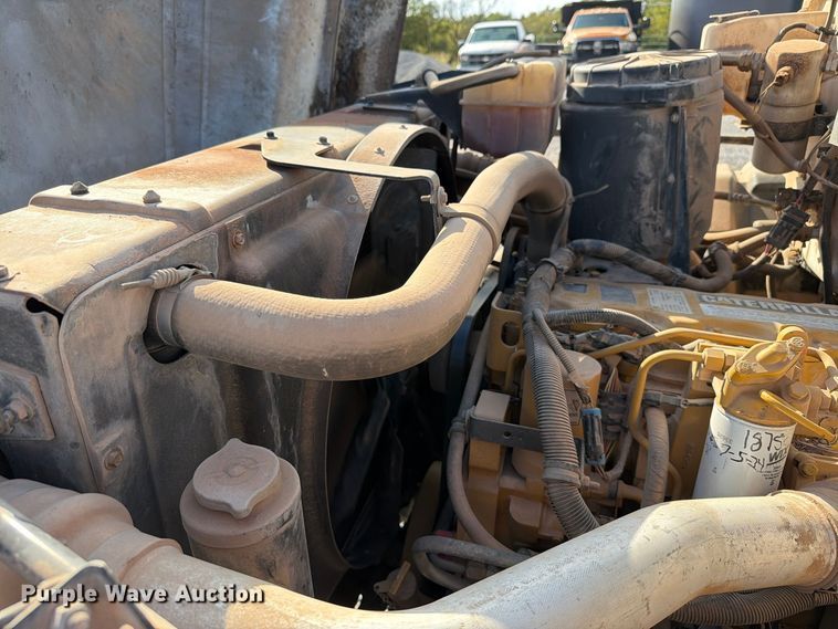image for item EW7589 2002 GMC C7500 oil distributor truck