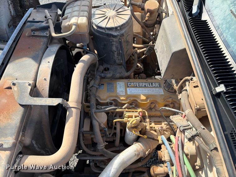 image for item EW7589 2002 GMC C7500 oil distributor truck