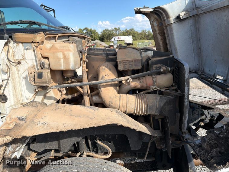 image for item EW7589 2002 GMC C7500 oil distributor truck