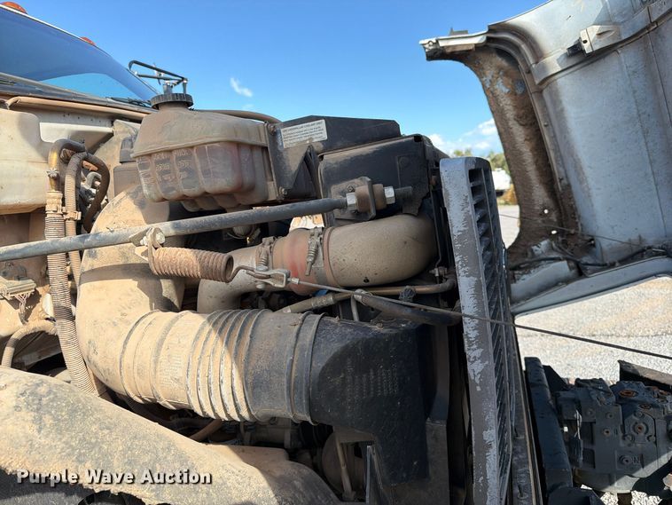 image for item EW7589 2002 GMC C7500 oil distributor truck