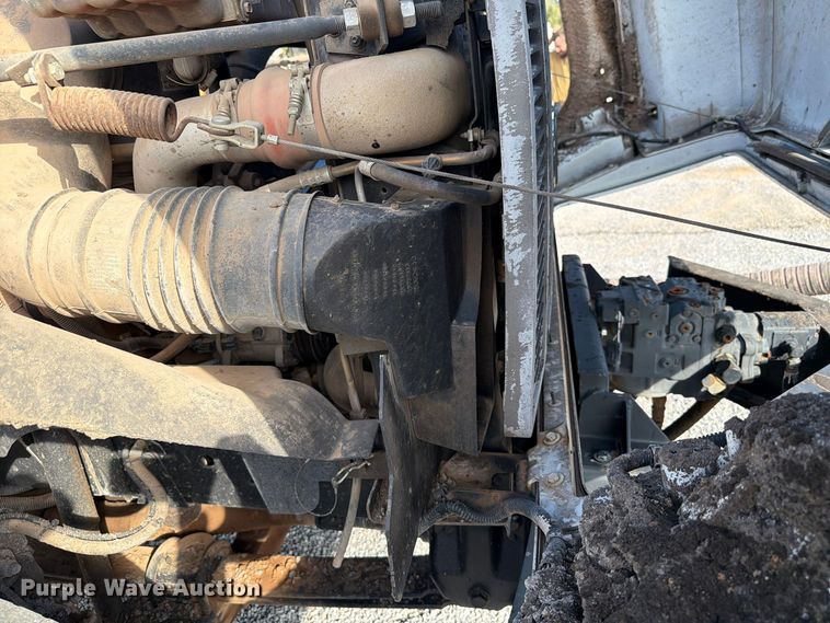 image for item EW7589 2002 GMC C7500 oil distributor truck
