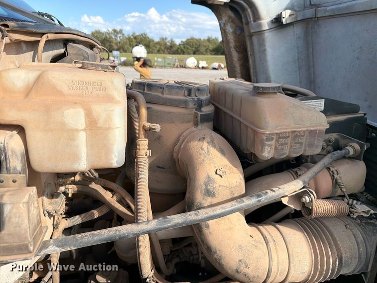 image for item EW7589 2002 GMC C7500 oil distributor truck