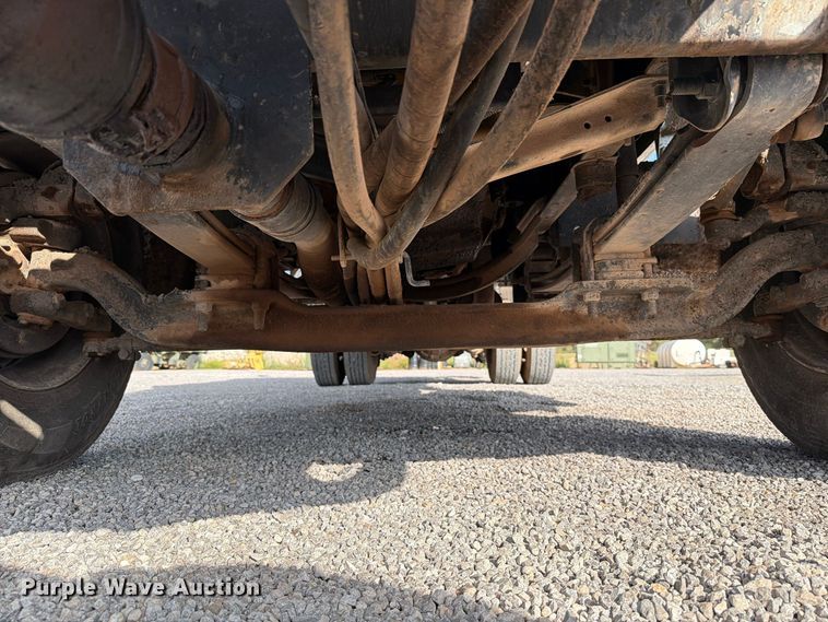 image for item EW7589 2002 GMC C7500 oil distributor truck