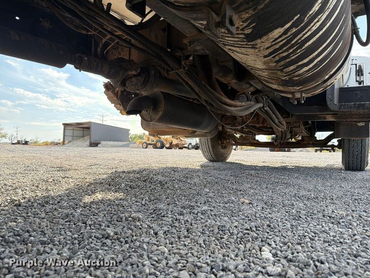image for item EW7589 2002 GMC C7500 oil distributor truck
