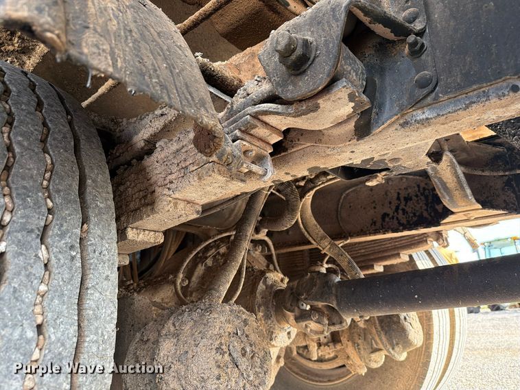 image for item EW7589 2002 GMC C7500 oil distributor truck