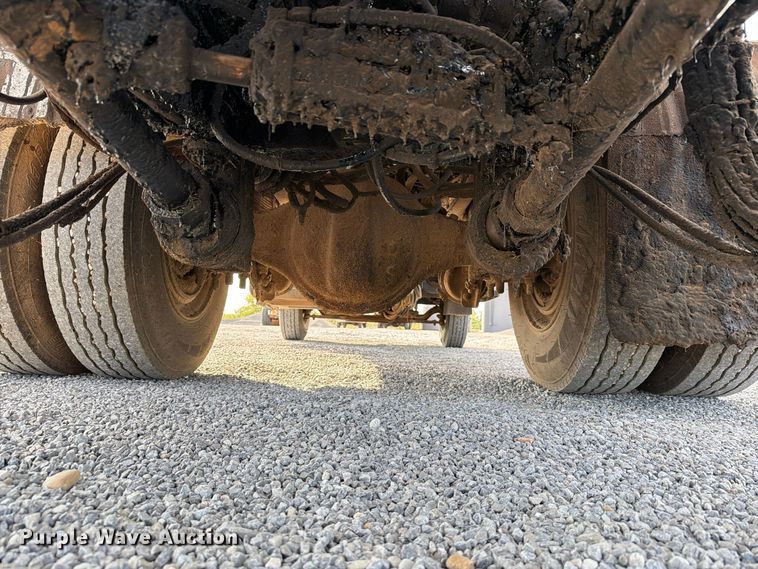 image for item EW7589 2002 GMC C7500 oil distributor truck