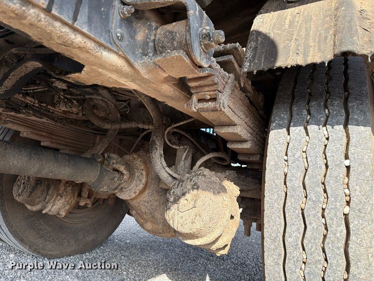 image for item EW7589 2002 GMC C7500 oil distributor truck