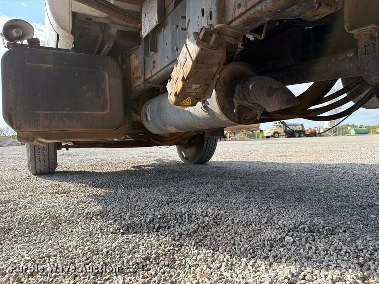 image for item EW7589 2002 GMC C7500 oil distributor truck