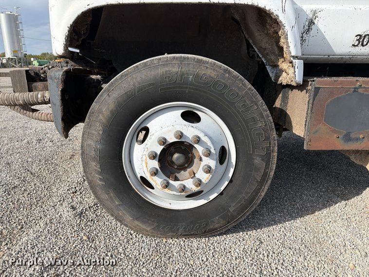 image for item EW7589 2002 GMC C7500 oil distributor truck
