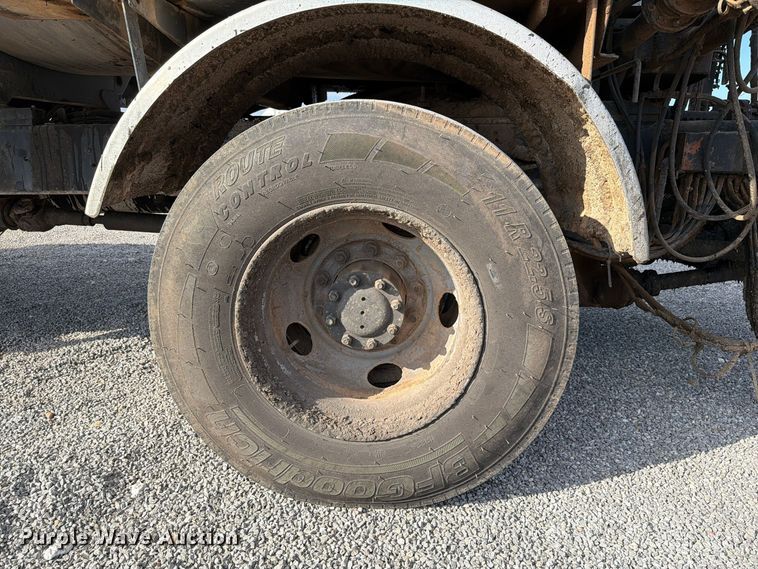 image for item EW7589 2002 GMC C7500 oil distributor truck