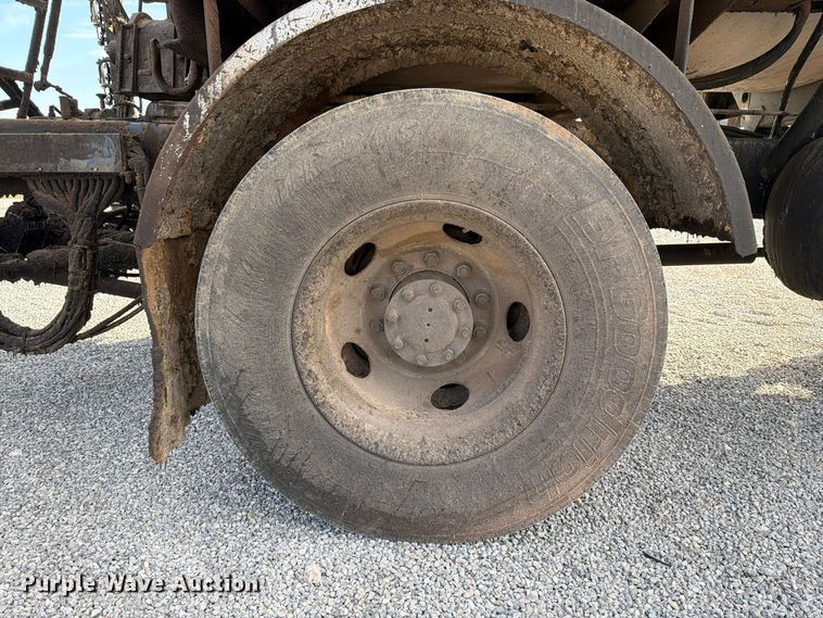 image for item EW7589 2002 GMC C7500 oil distributor truck