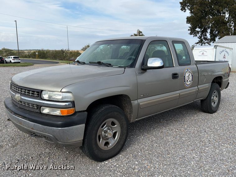 image for item EW7635 2001 Chevrolet Silverado Ext. Cab pickup truck