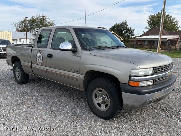 image for item EW7635 2001 Chevrolet Silverado Ext. Cab pickup truck