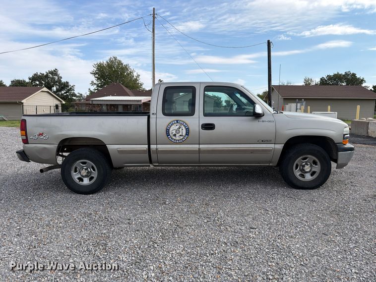 image for item EW7635 2001 Chevrolet Silverado Ext. Cab pickup truck