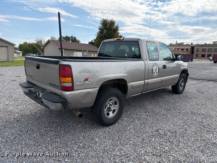image for item EW7635 2001 Chevrolet Silverado Ext. Cab pickup truck