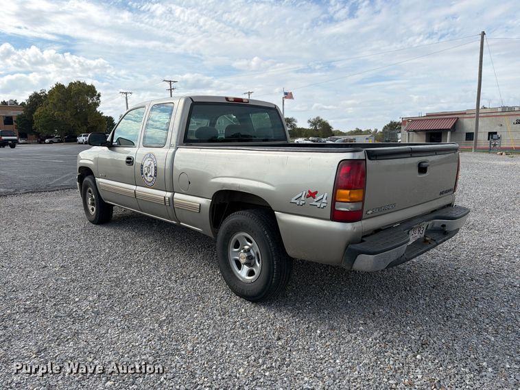 image for item EW7635 2001 Chevrolet Silverado Ext. Cab pickup truck