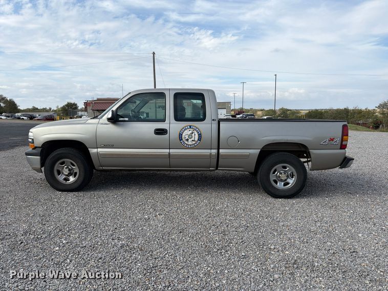 image for item EW7635 2001 Chevrolet Silverado Ext. Cab pickup truck