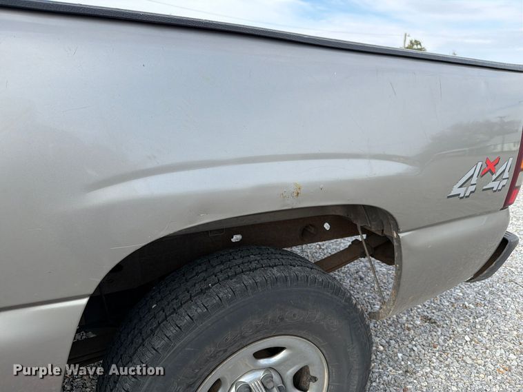 image for item EW7635 2001 Chevrolet Silverado Ext. Cab pickup truck